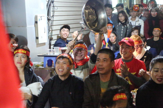 Việt Nam vô địch AFF Cup 2018, triệu CĐV nhảy múa ăn mừng-20