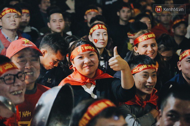 Việt Nam vô địch AFF Cup 2018, triệu CĐV nhảy múa ăn mừng-18