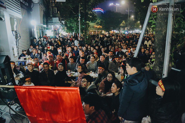 Việt Nam vô địch AFF Cup 2018, triệu CĐV nhảy múa ăn mừng-15