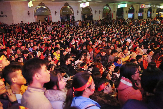 Việt Nam vô địch AFF Cup 2018, triệu CĐV nhảy múa ăn mừng-11