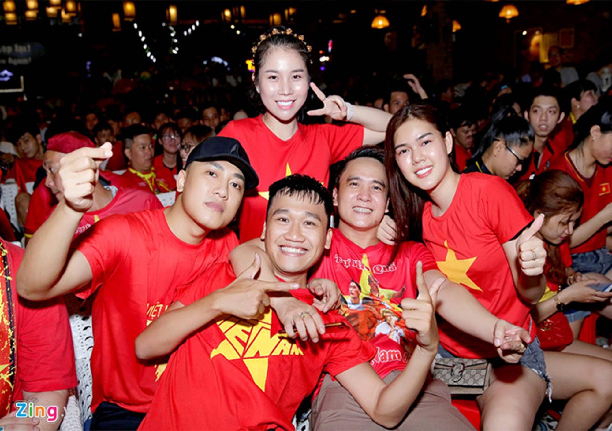 Dàn sao Việt vỡ òa khi đội tuyển Việt Nam ghi bàn thắng-2