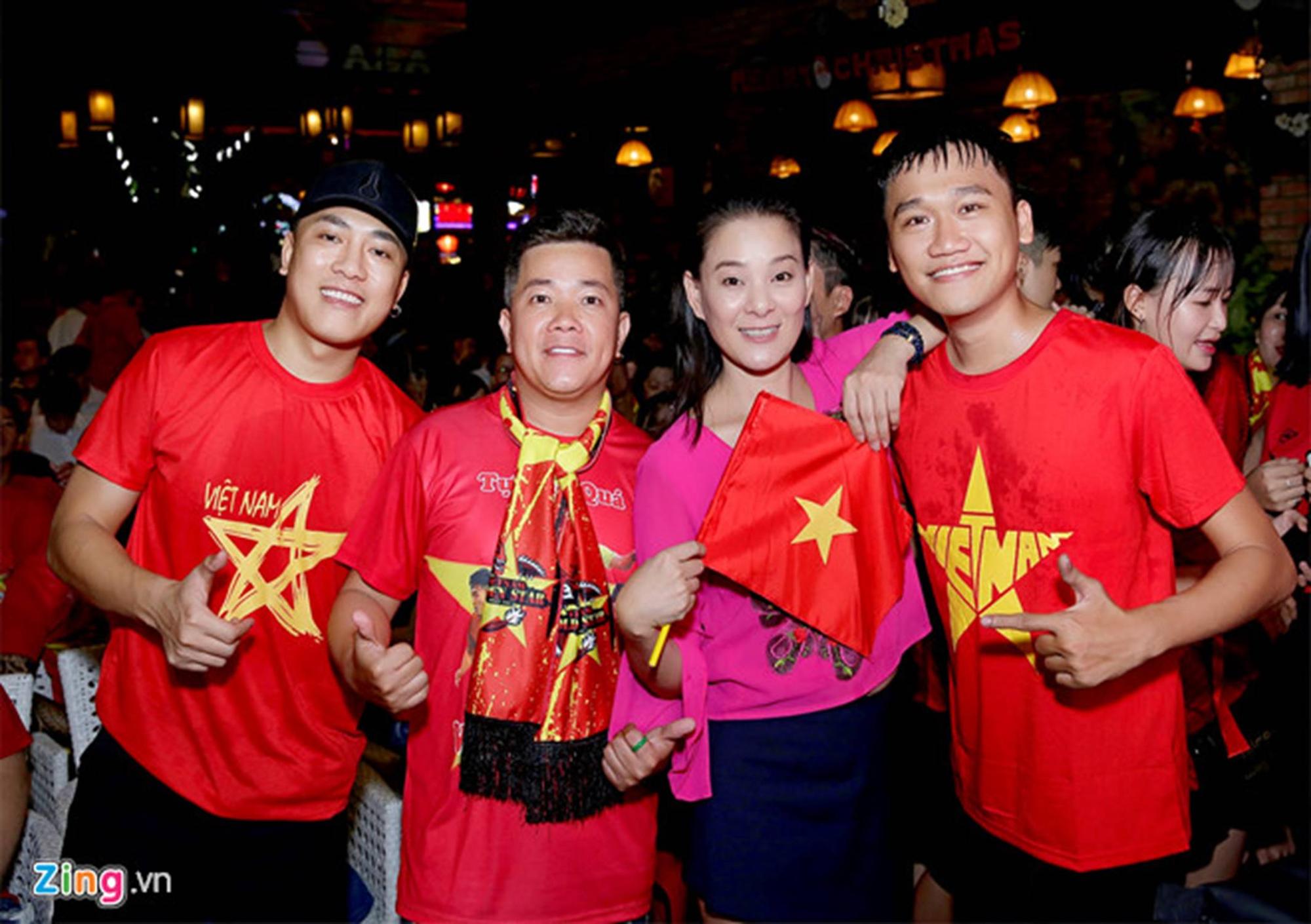 Dàn sao Việt vỡ òa khi đội tuyển Việt Nam ghi bàn thắng-3