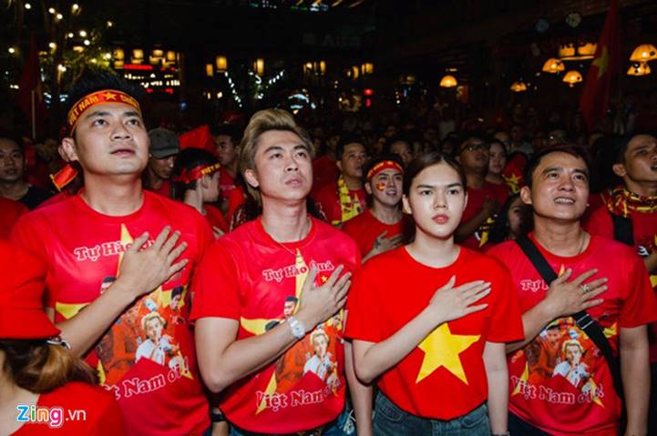 Dàn sao Việt vỡ òa khi đội tuyển Việt Nam ghi bàn thắng-6