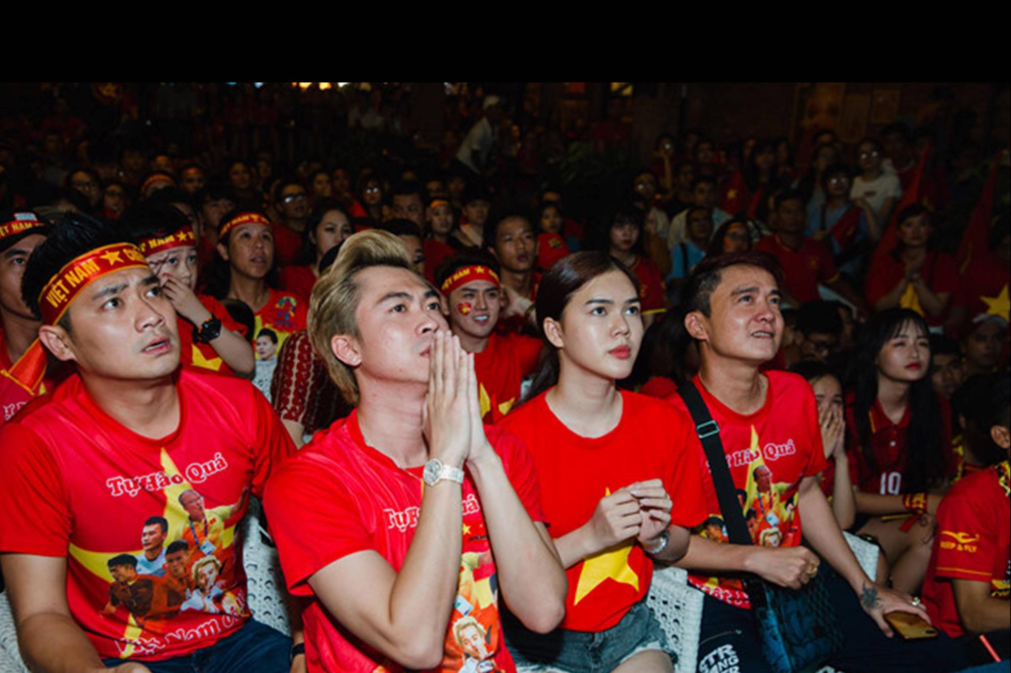 Dàn sao Việt vỡ òa khi đội tuyển Việt Nam ghi bàn thắng-7