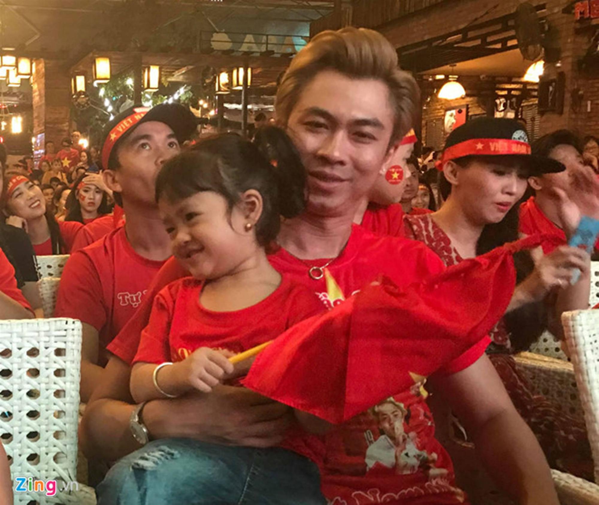 Dàn sao Việt vỡ òa khi đội tuyển Việt Nam ghi bàn thắng-8