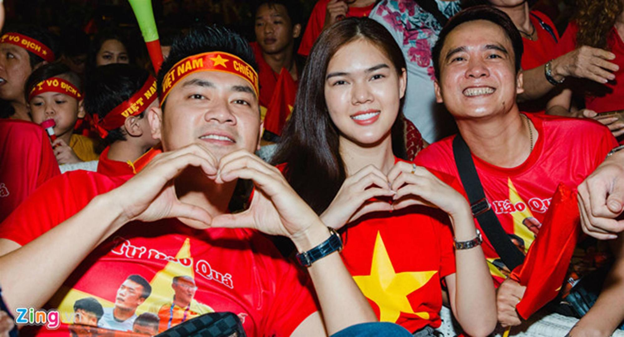 Dàn sao Việt vỡ òa khi đội tuyển Việt Nam ghi bàn thắng-9