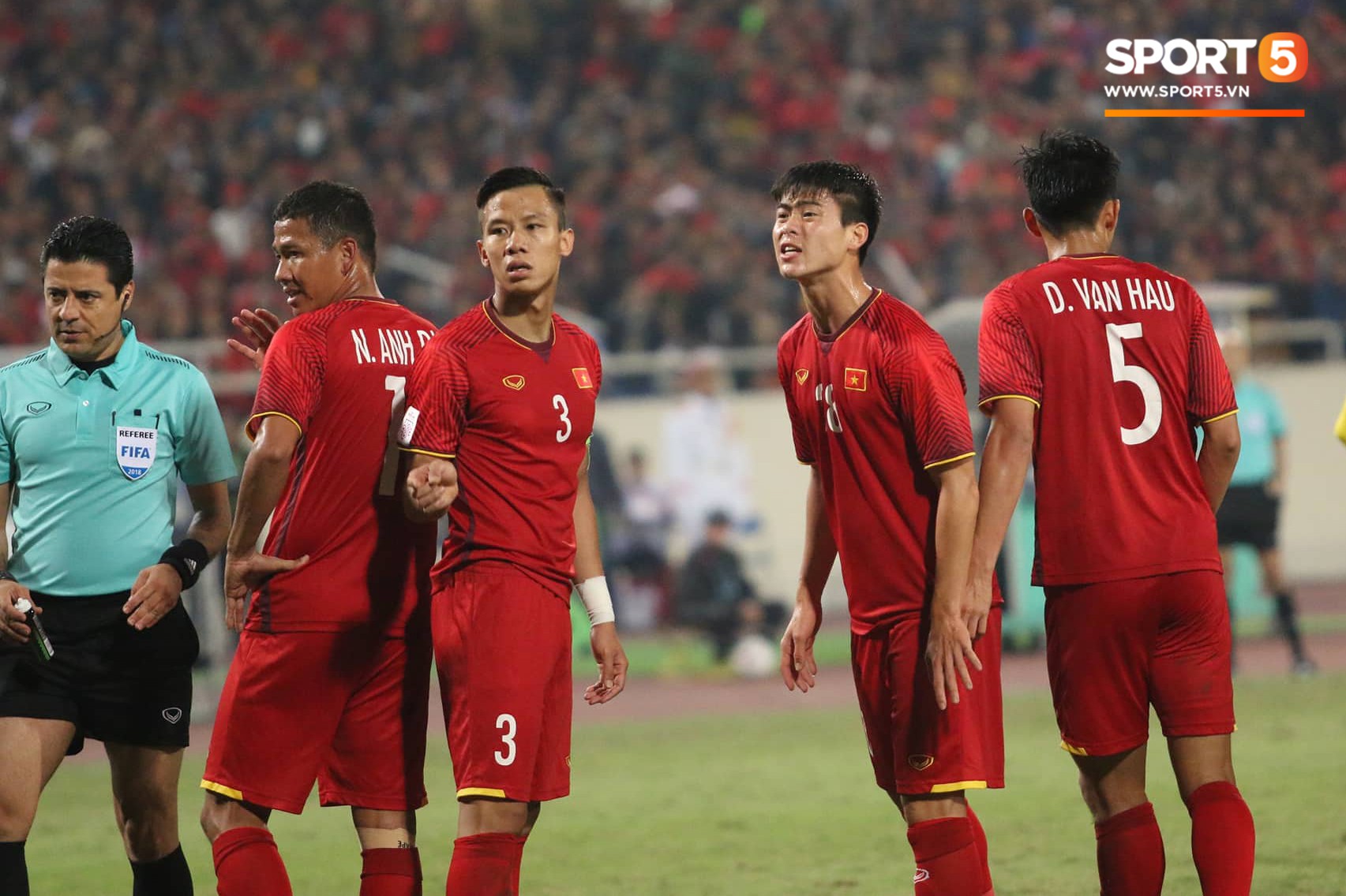 Duy Mạnh lại gắt khi thấy đối phương nằm trên sân quá lâu-3