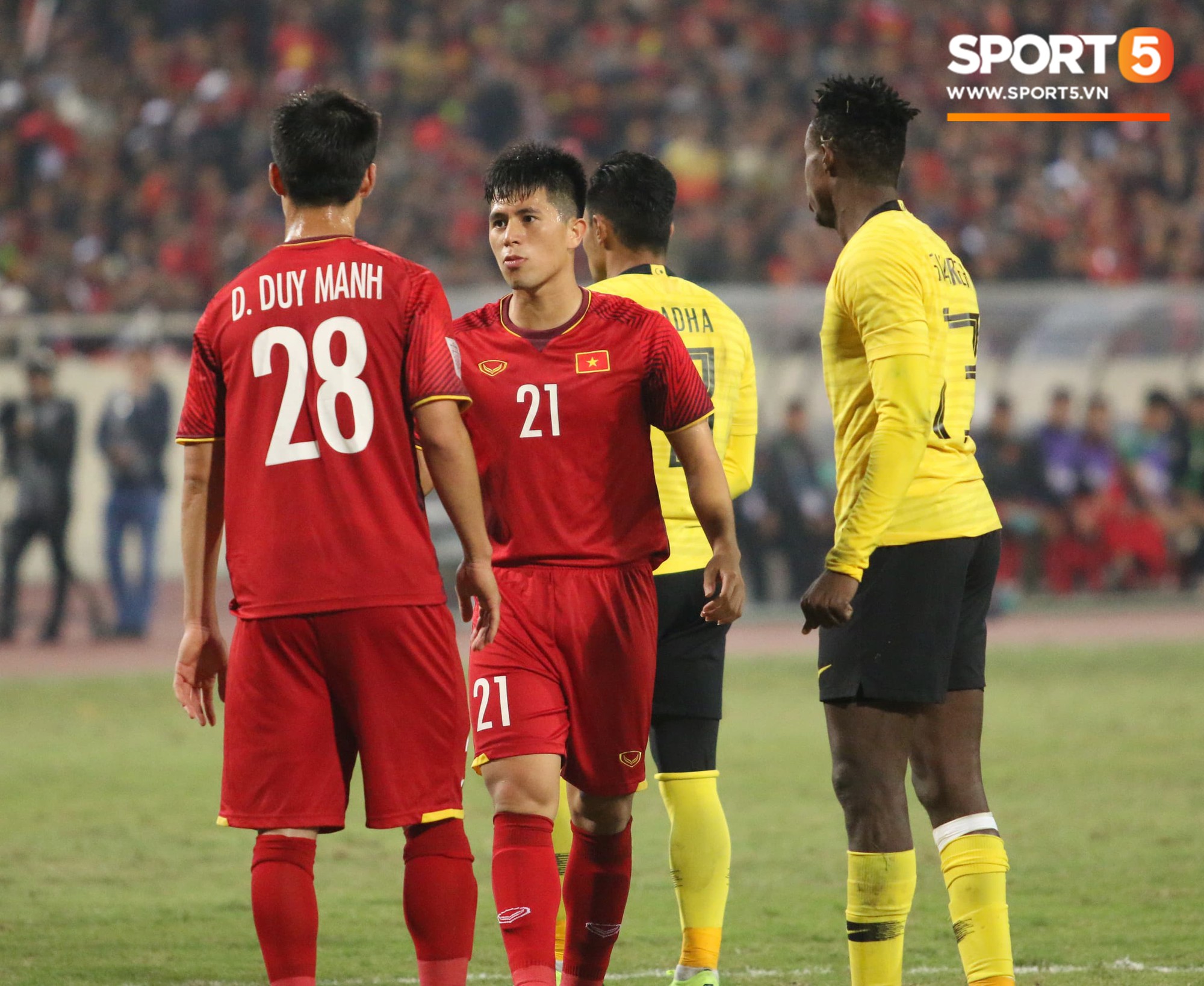 Duy Mạnh lại gắt khi thấy đối phương nằm trên sân quá lâu-5