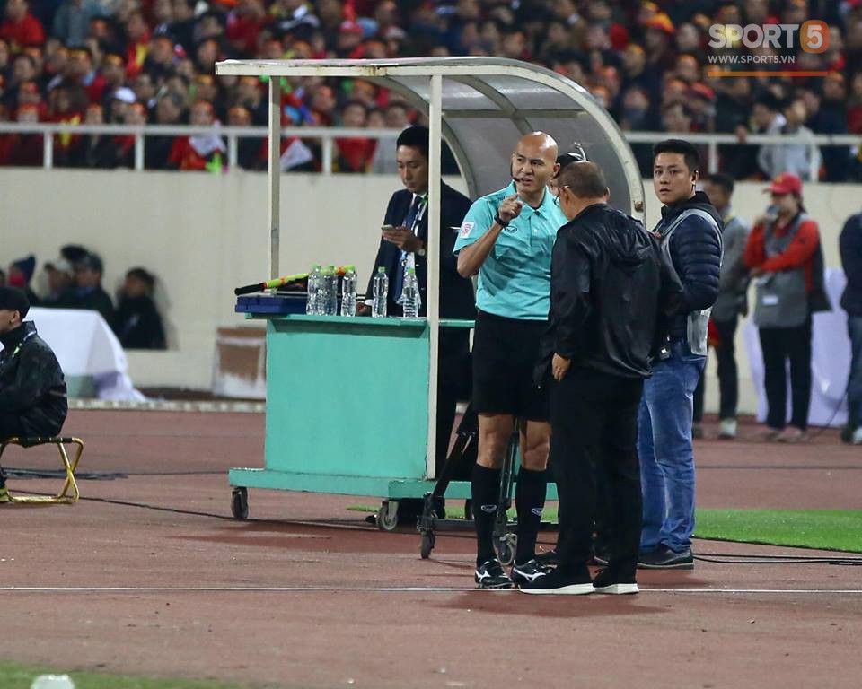 HLV Park Hang-seo giận dữ vì bị trợ lý trọng tài đuổi về chỗ ngồi-1