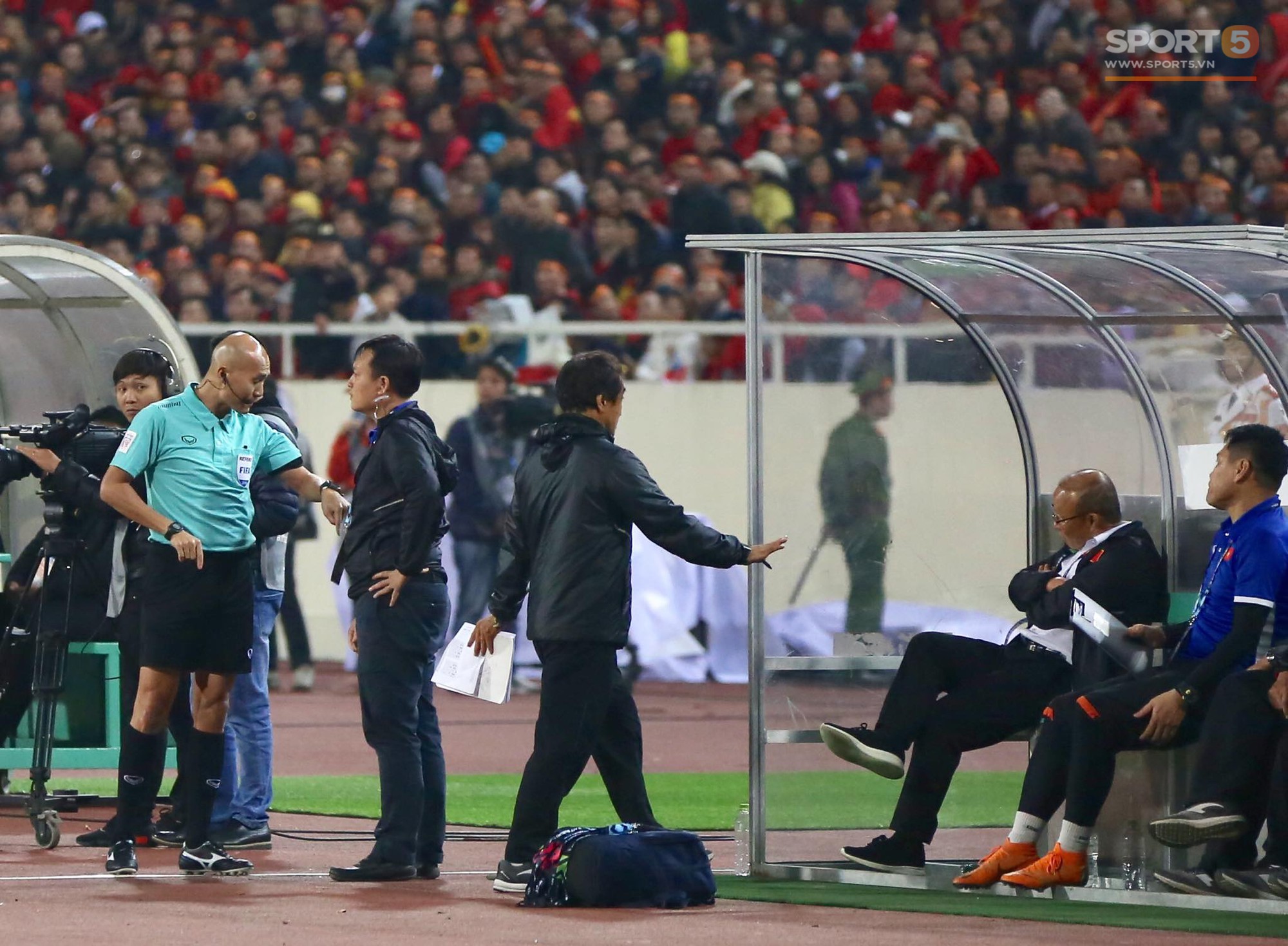 HLV Park Hang-seo giận dữ vì bị trợ lý trọng tài đuổi về chỗ ngồi-4