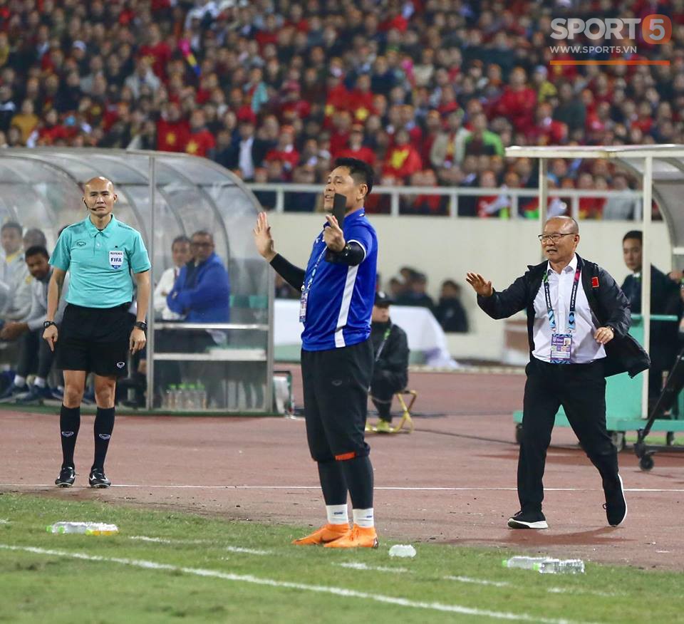 HLV Park Hang-seo giận dữ vì bị trợ lý trọng tài đuổi về chỗ ngồi-5