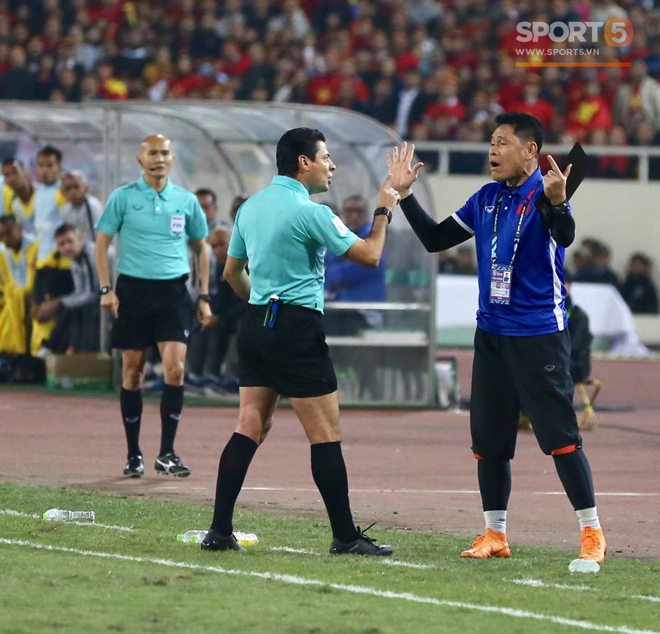 HLV Park Hang-seo giận dữ vì bị trợ lý trọng tài đuổi về chỗ ngồi-6