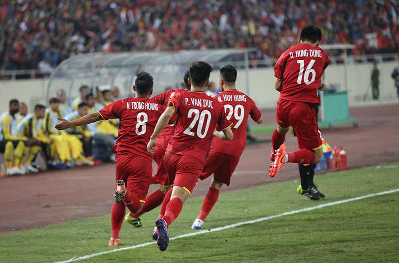 Chiếu chậm bàn thắng xé lưới Malaysia của Anh Đức-11