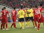 CĐV Malaysia nổi điên với trọng tài, cho rằng Việt Nam ghi bàn trong thế việt vị-3