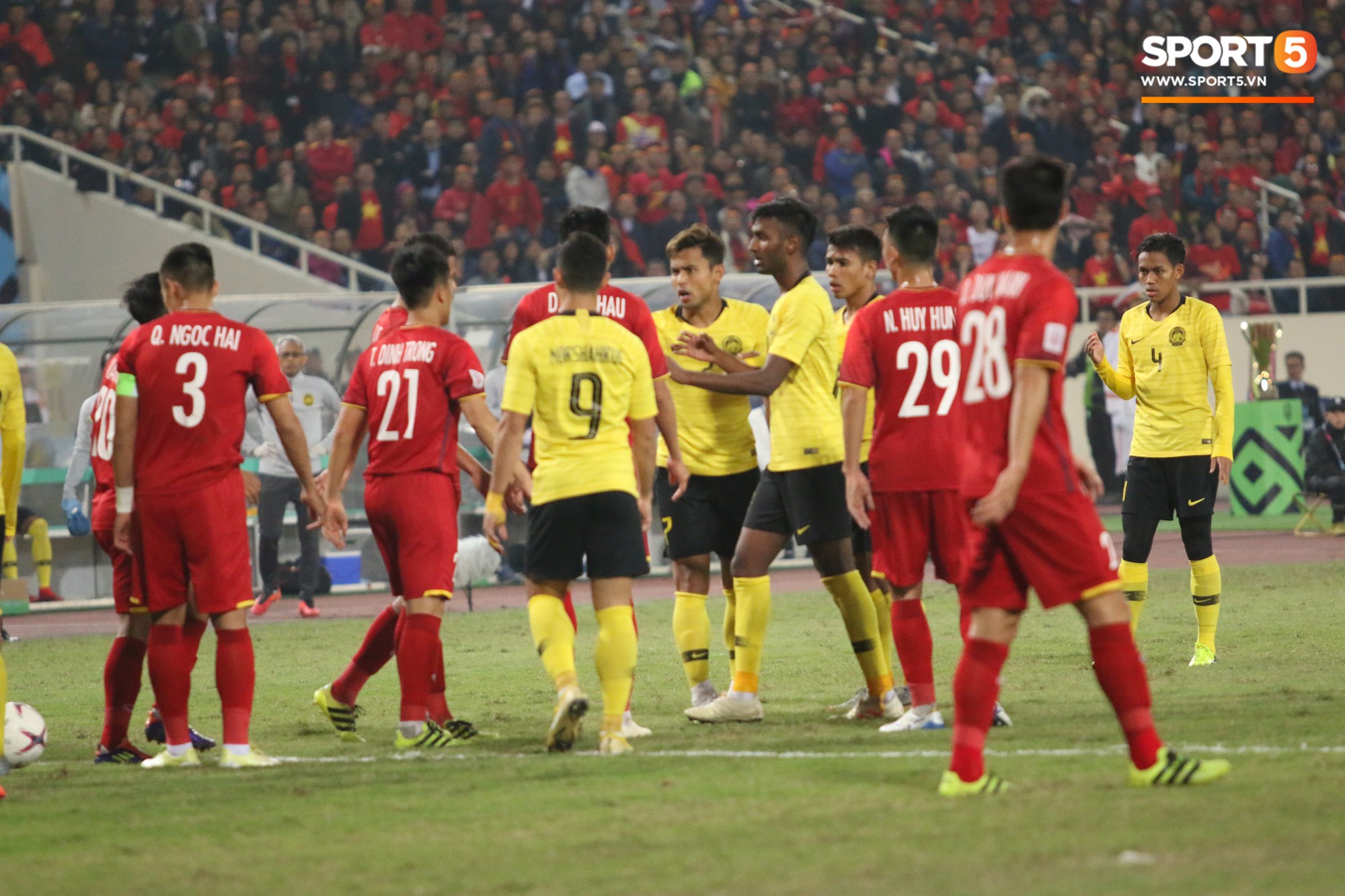 Khó tin: Liên tục triệt hạ cầu thủ Việt Nam, đội tuyển Malaysia vẫn nhận giải fair-play-1