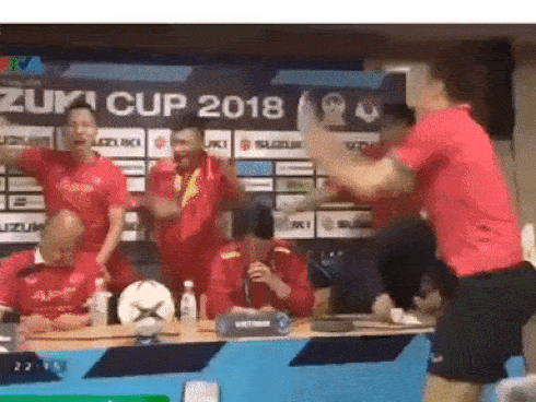 Ảnh chụp từ trên cao cho thấy biển người quá ấn tượng trên phố đi bộ Nguyễn Huệ, một lòng cổ vũ cho ĐT Việt Nam-7