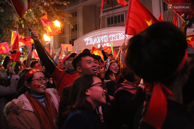 Việt Nam vô địch AFF Cup 2018, triệu CĐV nhảy múa ăn mừng-2