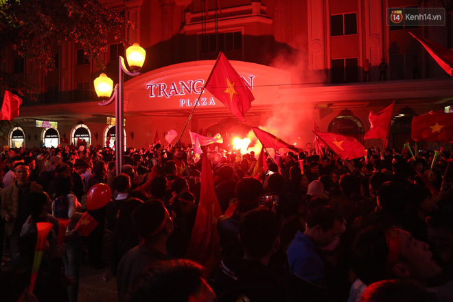 Việt Nam vô địch AFF Cup 2018, triệu CĐV nhảy múa ăn mừng-3