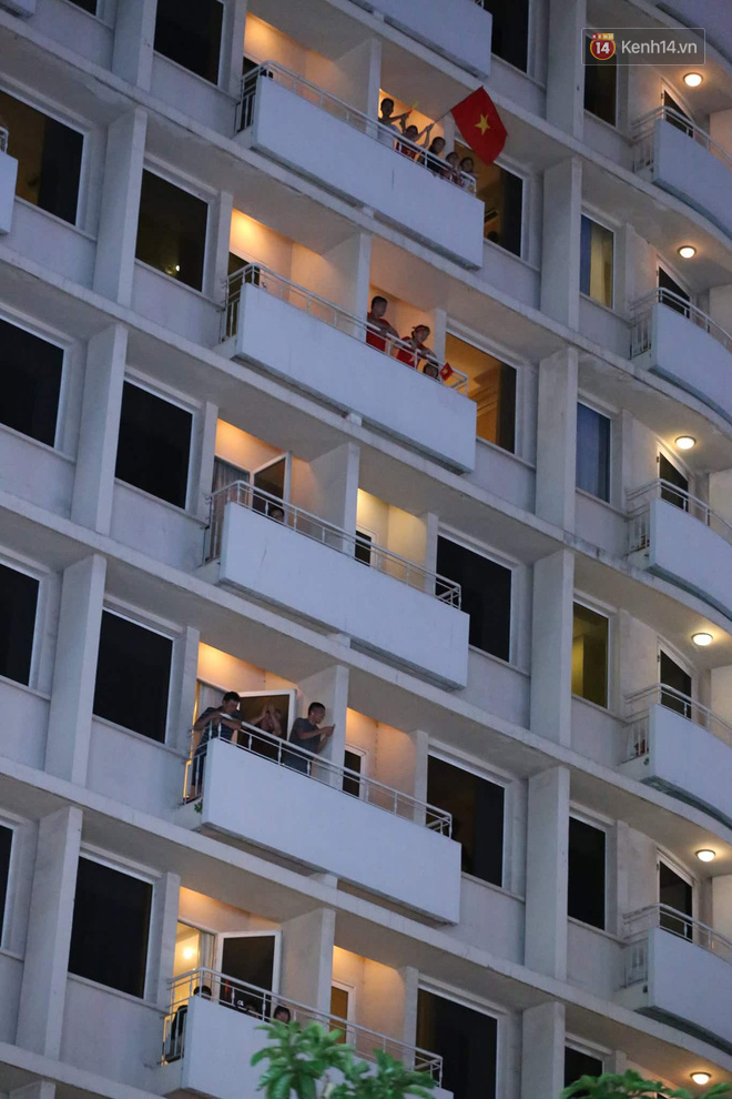 Việt Nam vô địch AFF Cup 2018, triệu CĐV nhảy múa ăn mừng-7