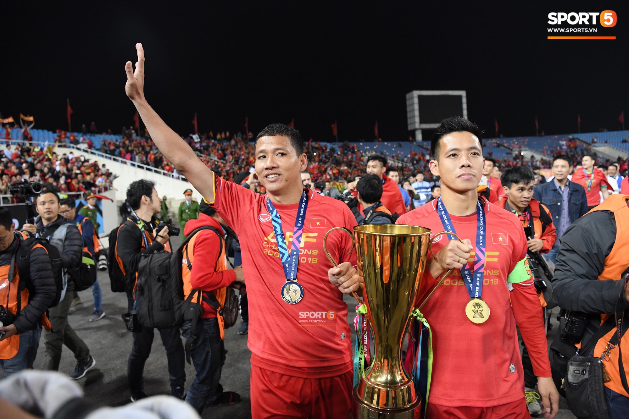 Xuân Trường lặng lẽ lùi về sau nhìn đồng đội tung hô thầy Park lên cao-9