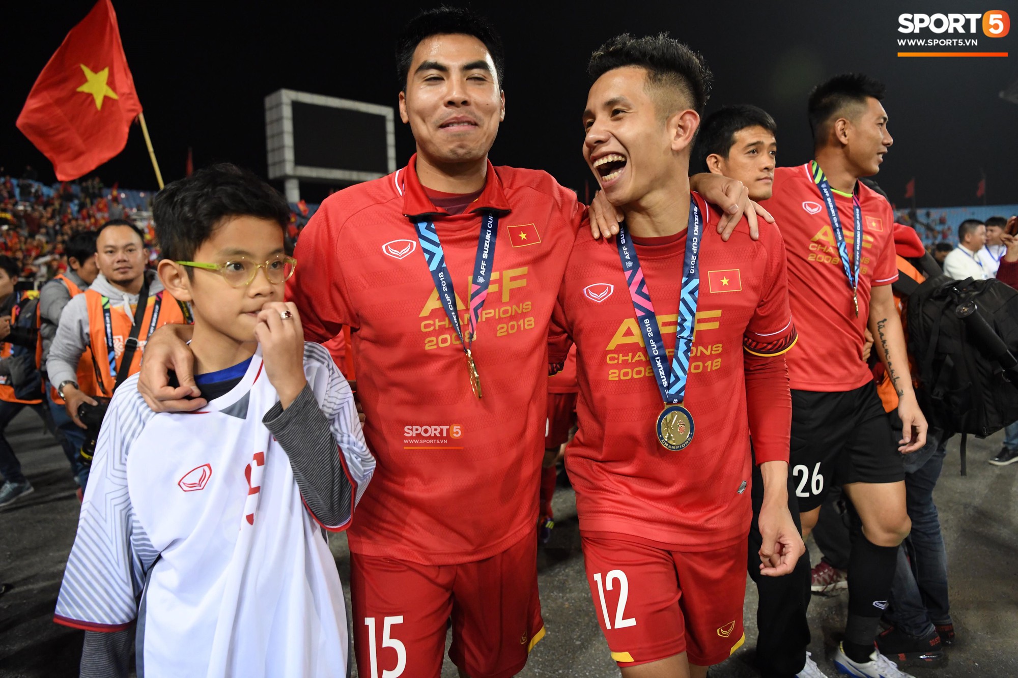 Xuân Trường lặng lẽ lùi về sau nhìn đồng đội tung hô thầy Park lên cao-6