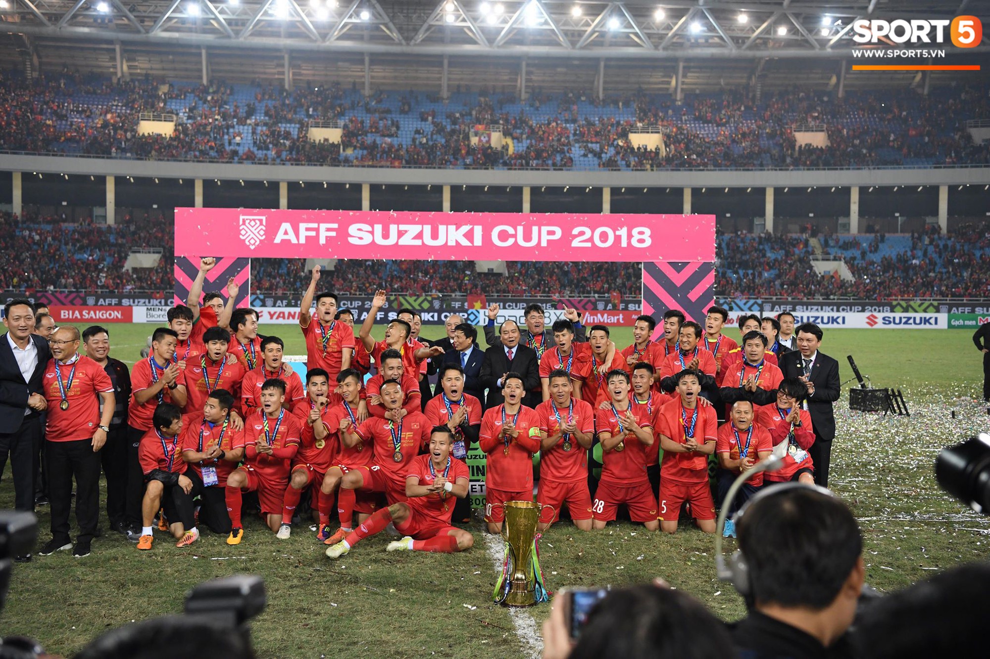 Xuân Trường lặng lẽ lùi về sau nhìn đồng đội tung hô thầy Park lên cao-3