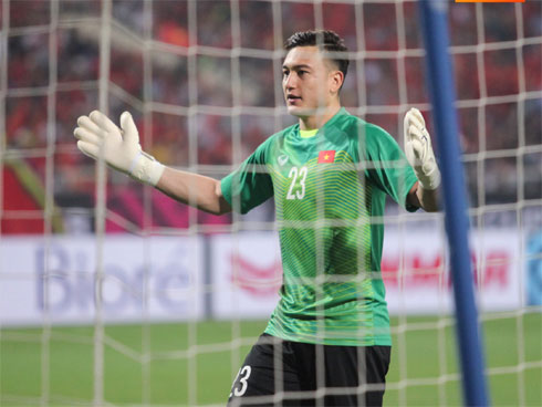 Khoảnh khắc khó đỡ: Công Phượng chăm chú kiểm tra xem cúp vàng AFF Cup là thật hay giả-3