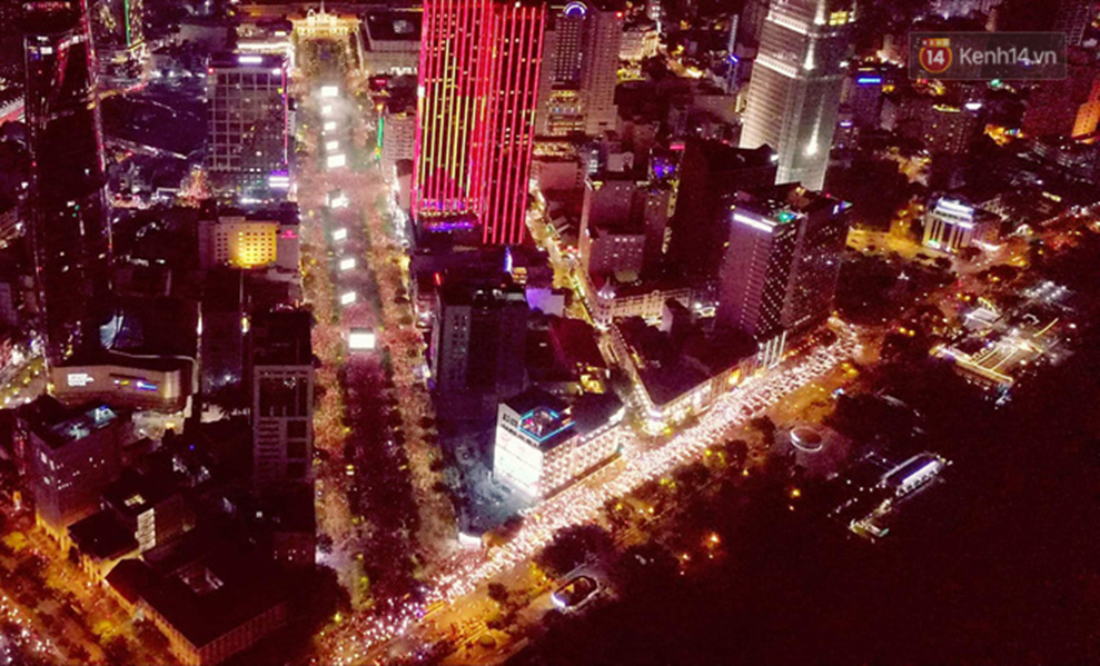 Ảnh chụp từ trên cao cho thấy biển người quá ấn tượng trên phố đi bộ Nguyễn Huệ, một lòng cổ vũ cho ĐT Việt Nam-2