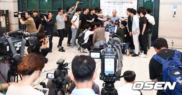 Vinh quang đầy chông gai của Park Hang-seo: Từ HLV đội bóng hạng 3 mờ nhạt đến niềm tự hào của cả Hàn Quốc-6