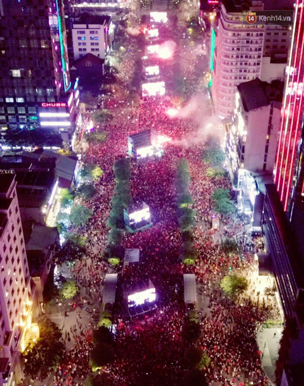 Ảnh chụp từ trên cao cho thấy biển người quá ấn tượng trên phố đi bộ Nguyễn Huệ, một lòng cổ vũ cho ĐT Việt Nam-3