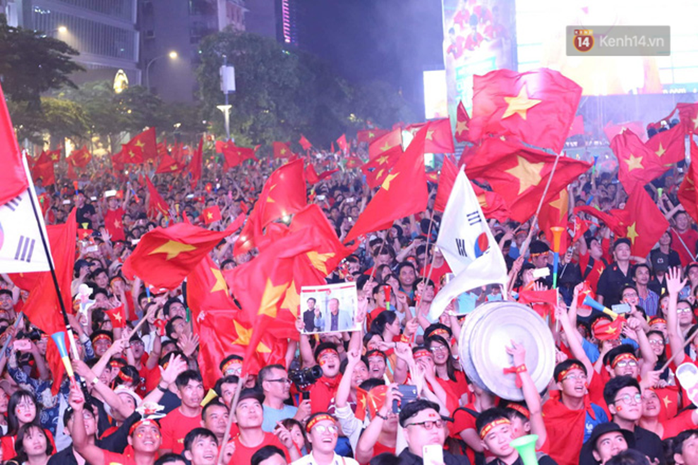 Ảnh chụp từ trên cao cho thấy biển người quá ấn tượng trên phố đi bộ Nguyễn Huệ, một lòng cổ vũ cho ĐT Việt Nam-6