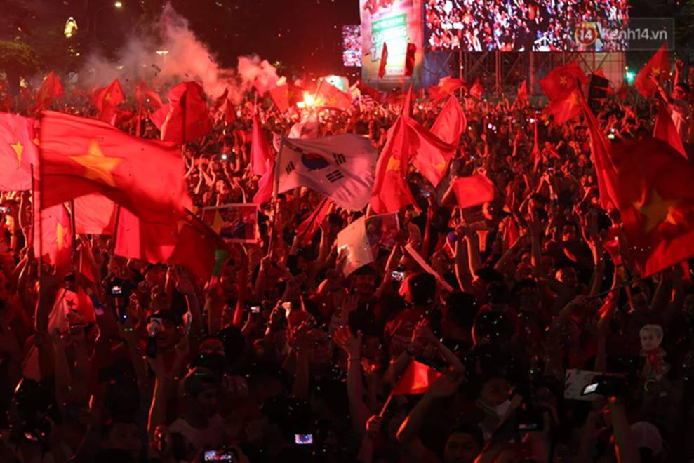 Ảnh chụp từ trên cao cho thấy biển người quá ấn tượng trên phố đi bộ Nguyễn Huệ, một lòng cổ vũ cho ĐT Việt Nam-4