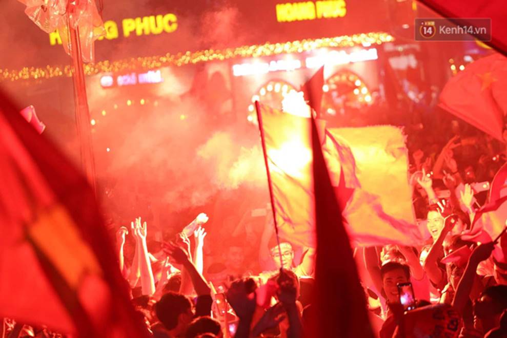 Ảnh chụp từ trên cao cho thấy biển người quá ấn tượng trên phố đi bộ Nguyễn Huệ, một lòng cổ vũ cho ĐT Việt Nam-5