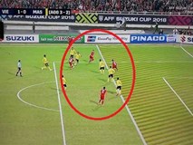 CĐV Malaysia nổi điên với trọng tài, cho rằng Việt Nam ghi bàn trong thế việt vị CĐV Malaysia nổi điên với trọng tài, cho rằng Việt Nam ghi bàn trong thế việt vị
