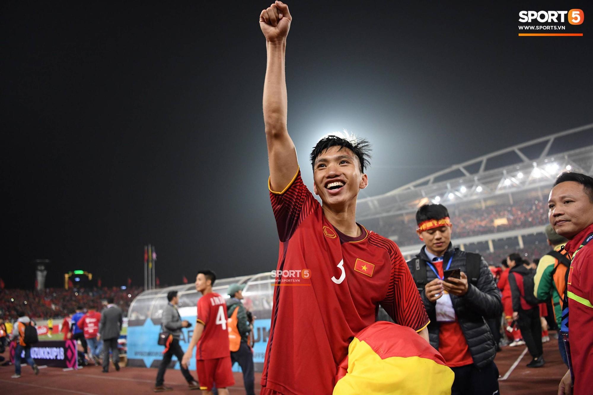 Cậu út ĐT Việt Nam bật khóc trong vòng tay bố mẹ-1