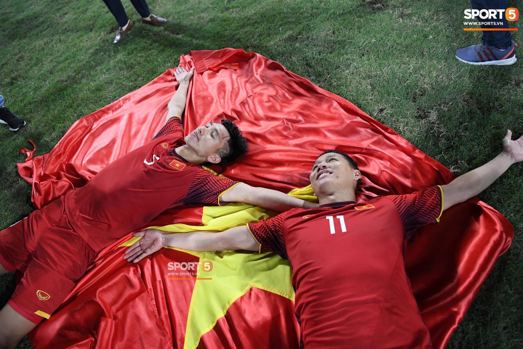 Cậu út ĐT Việt Nam bật khóc trong vòng tay bố mẹ-2