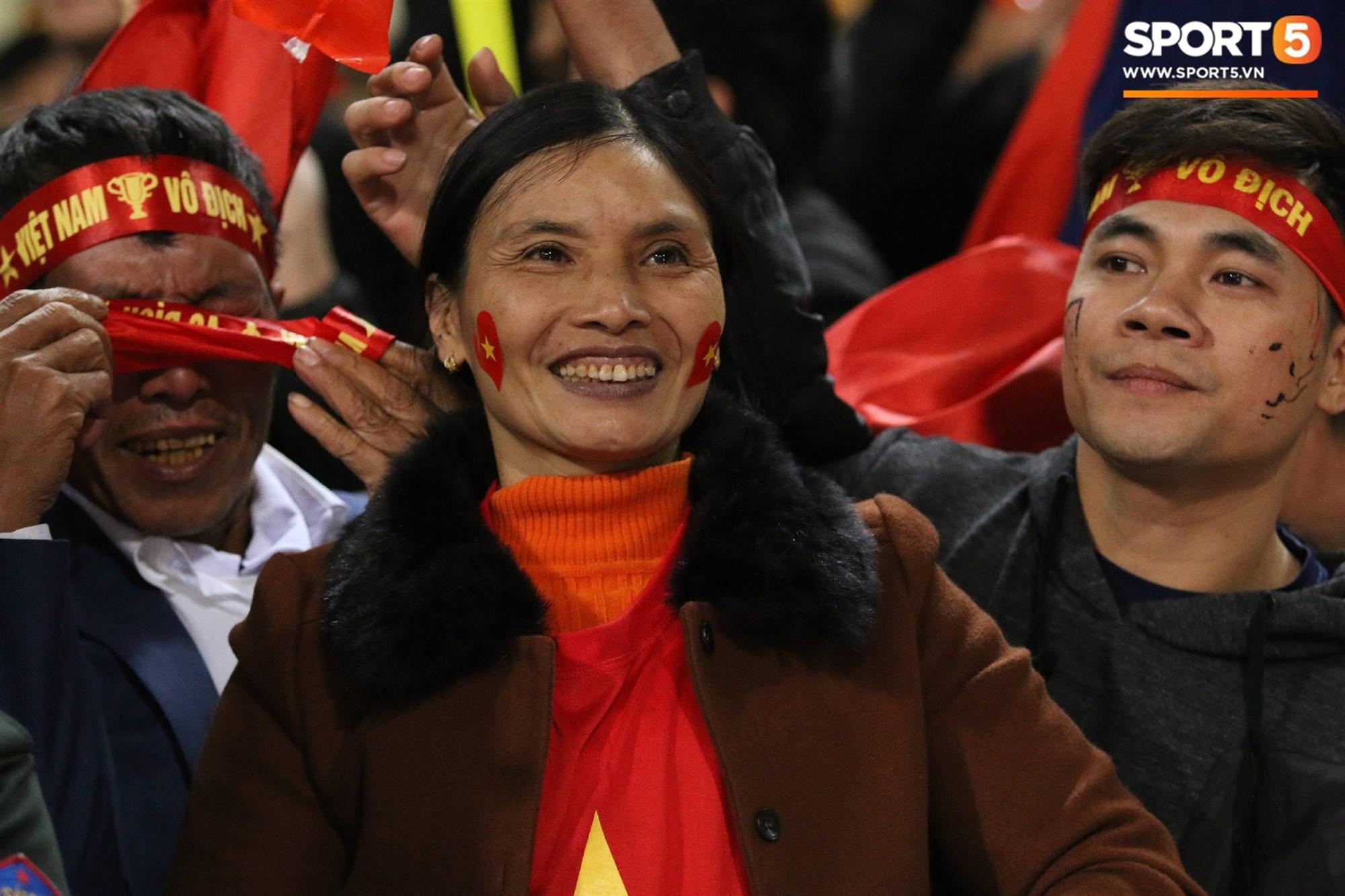 Cậu út ĐT Việt Nam bật khóc trong vòng tay bố mẹ-5