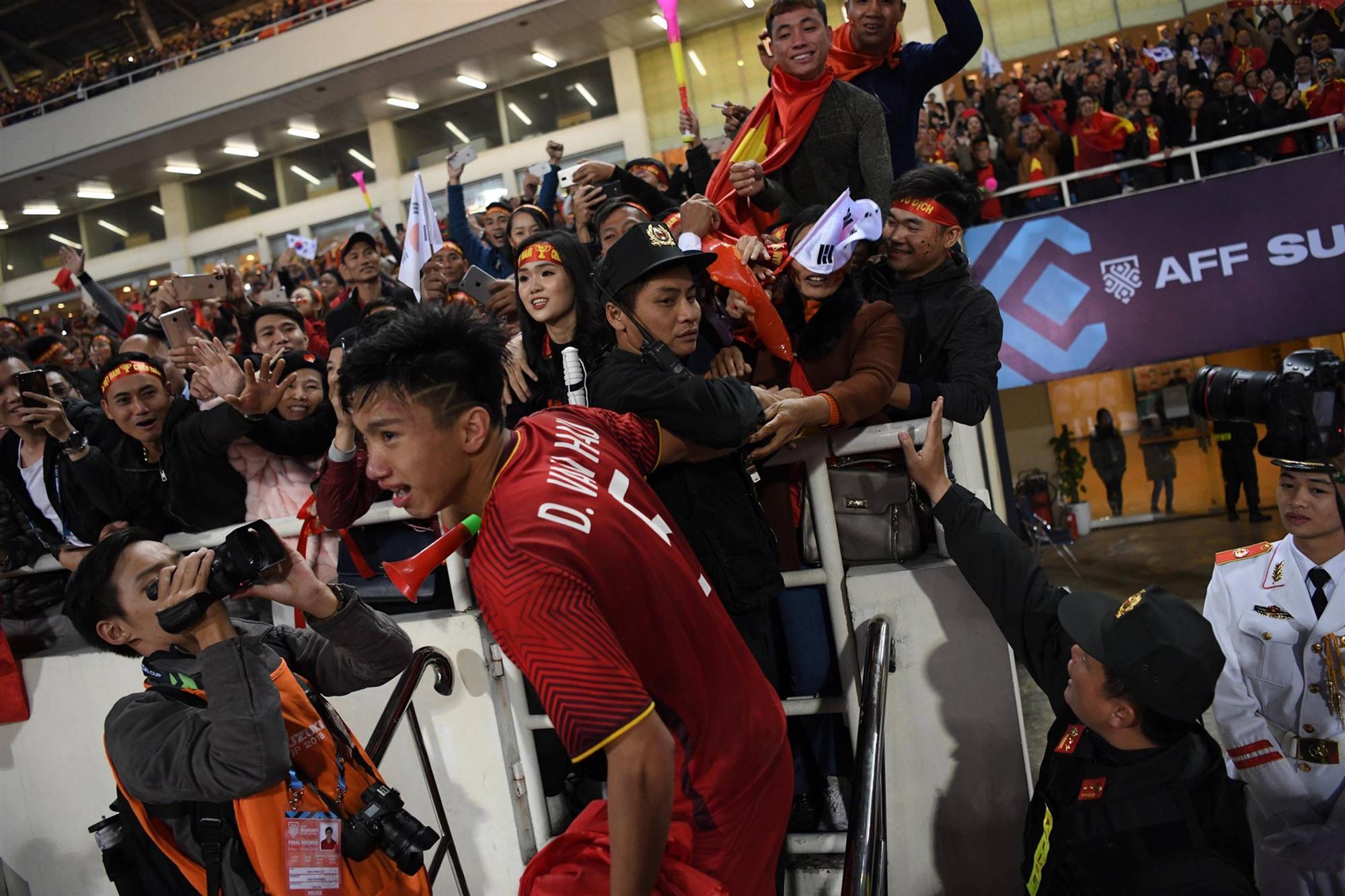 Cậu út ĐT Việt Nam bật khóc trong vòng tay bố mẹ-6