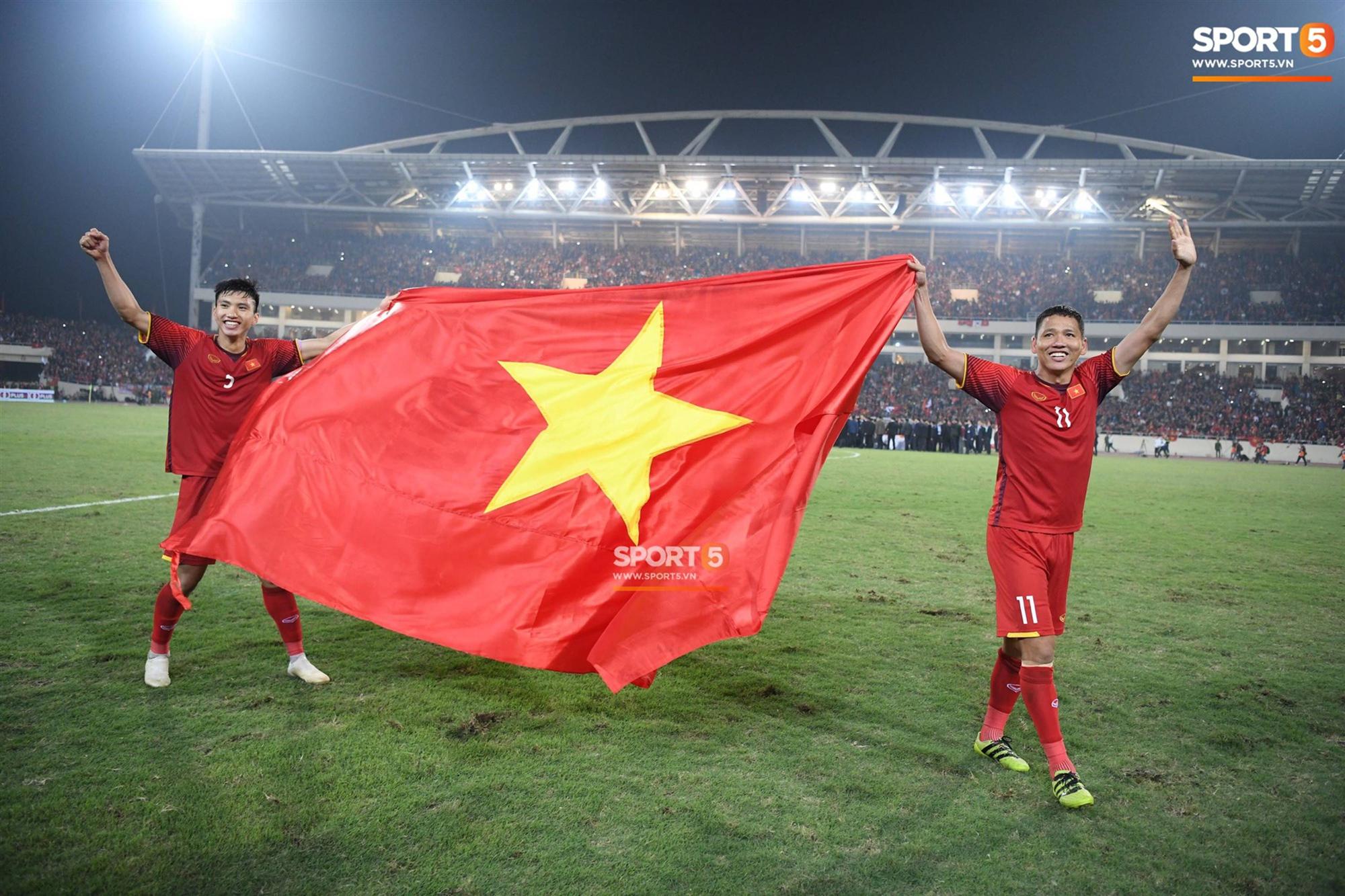 Cậu út ĐT Việt Nam bật khóc trong vòng tay bố mẹ-7