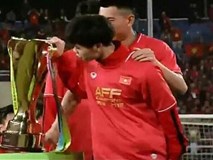 Khoảnh khắc khó đỡ: Công Phượng chăm chú kiểm tra xem cúp vàng AFF Cup là thật hay giả Khoảnh khắc khó đỡ: Công Phượng chăm chú kiểm tra xem cúp vàng AFF Cup là thật hay giả