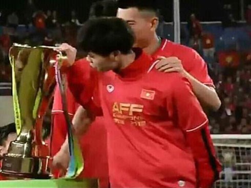 Khoảnh khắc khó đỡ: Công Phượng chăm chú kiểm tra xem cúp vàng AFF Cup là thật hay giả