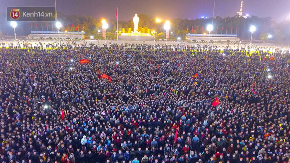 Clip flycam ấn tượng ở Nghệ An: Hàng vạn cổ động viên đứng kín quảng trường Hồ Chí Minh theo dõi trận chung kết lịch sử-1