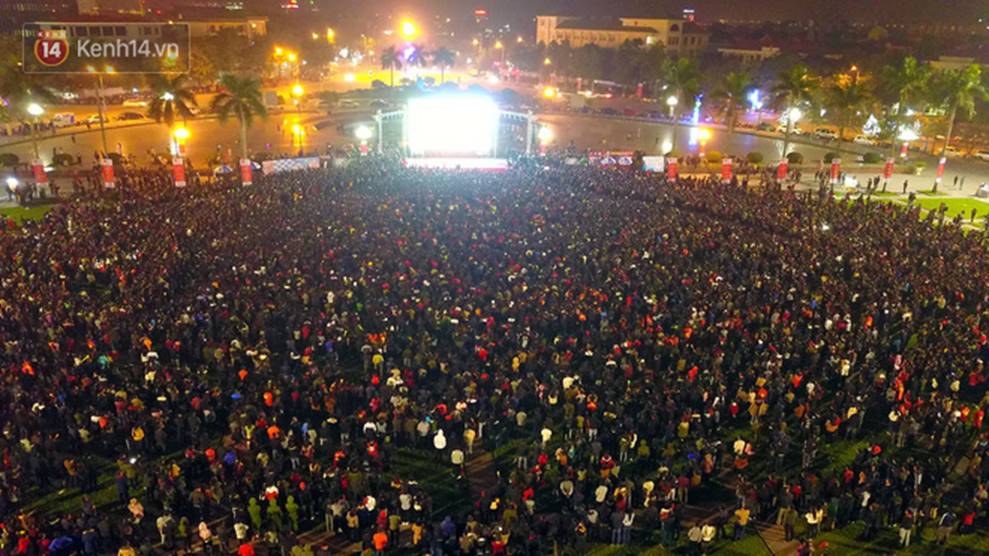 Clip flycam ấn tượng ở Nghệ An: Hàng vạn cổ động viên đứng kín quảng trường Hồ Chí Minh theo dõi trận chung kết lịch sử-2