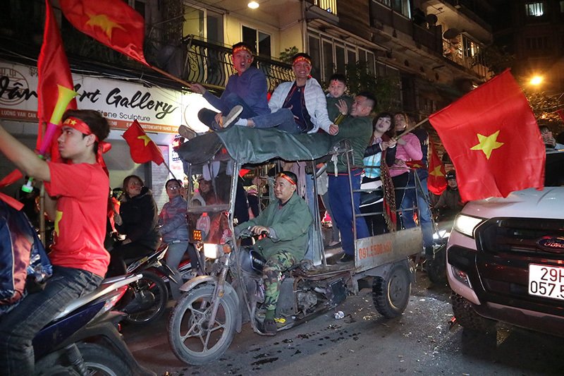 Việt Nam vô địch: Muôn kiểu đi bão hài hước đốn tim người hâm mộ-6