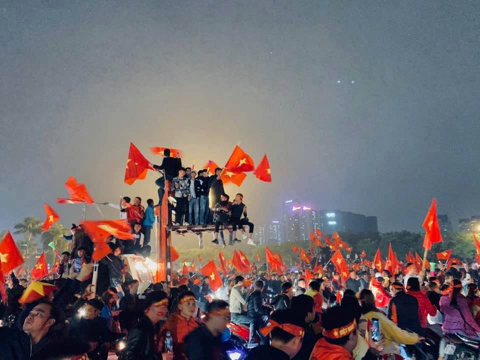Việt Nam vô địch: Muôn kiểu đi bão hài hước đốn tim người hâm mộ-1