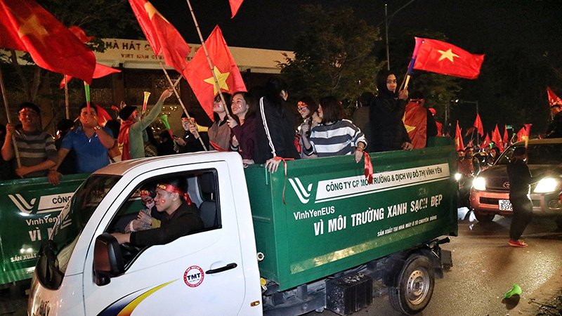 Việt Nam vô địch: Muôn kiểu đi bão hài hước đốn tim người hâm mộ-4