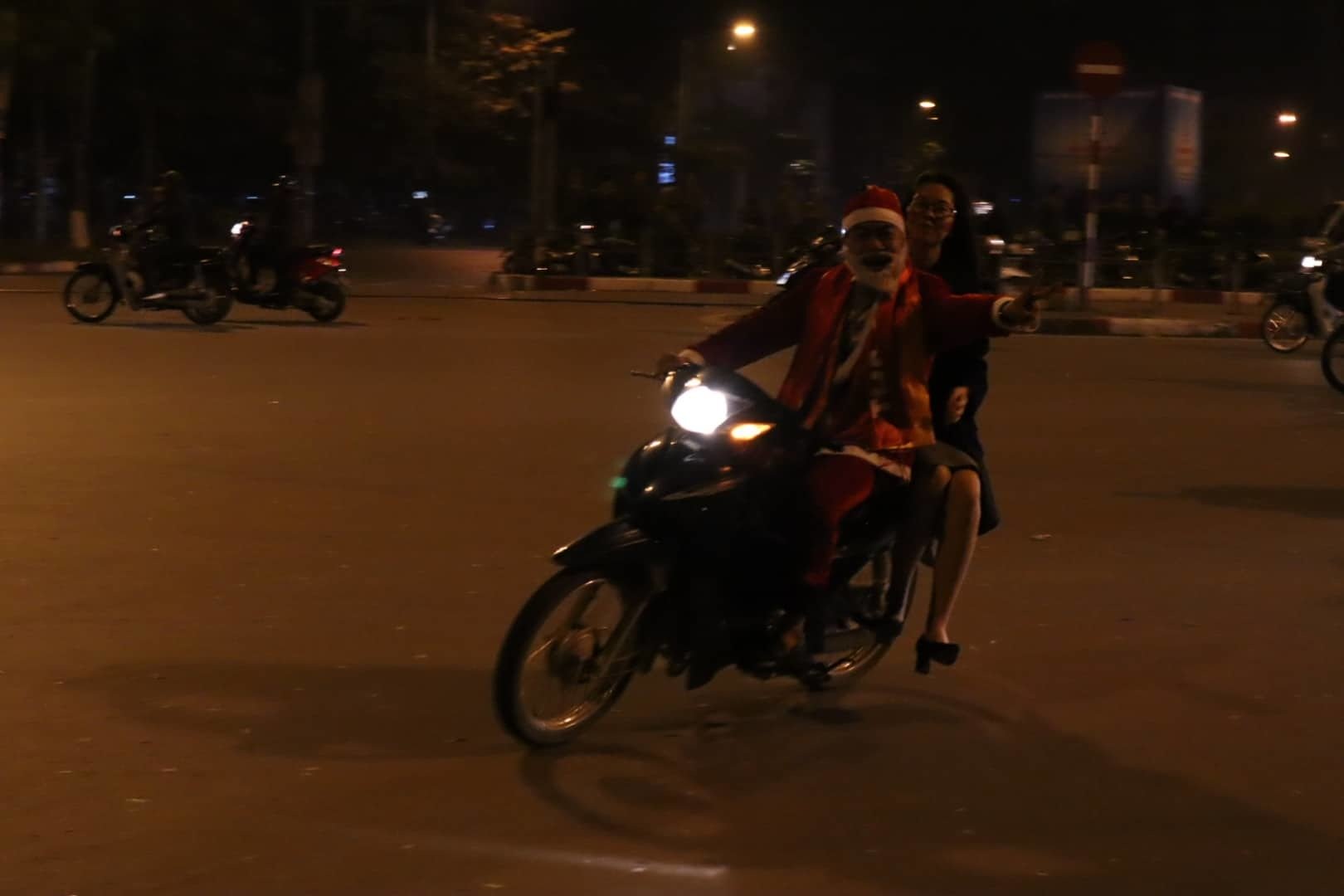 Việt Nam vô địch: Muôn kiểu đi bão hài hước đốn tim người hâm mộ-13