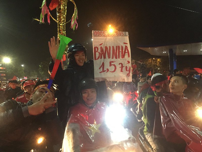 Việt Nam vô địch: Muôn kiểu đi bão hài hước đốn tim người hâm mộ-11