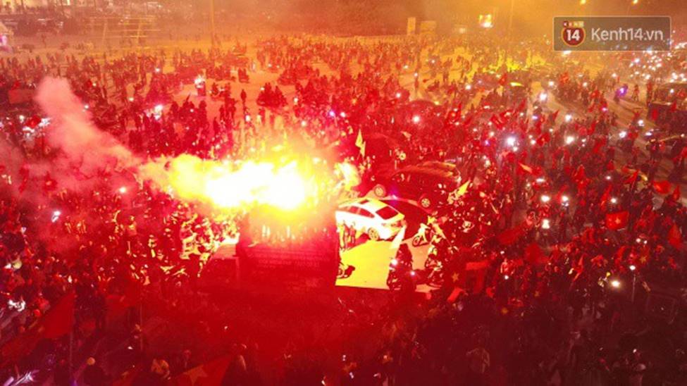Chùm ảnh: Chảo lửa Mỹ Đình nóng rực khi người hâm mộ được thoả cơn khát vô địch AFF Cup sau 10 năm chờ đợi-1