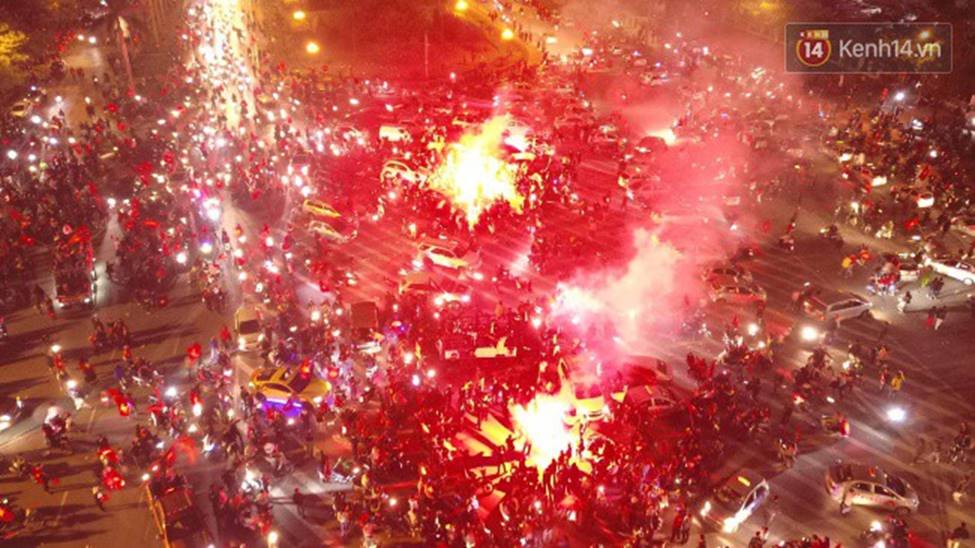 Chùm ảnh: Chảo lửa Mỹ Đình nóng rực khi người hâm mộ được thoả cơn khát vô địch AFF Cup sau 10 năm chờ đợi-2